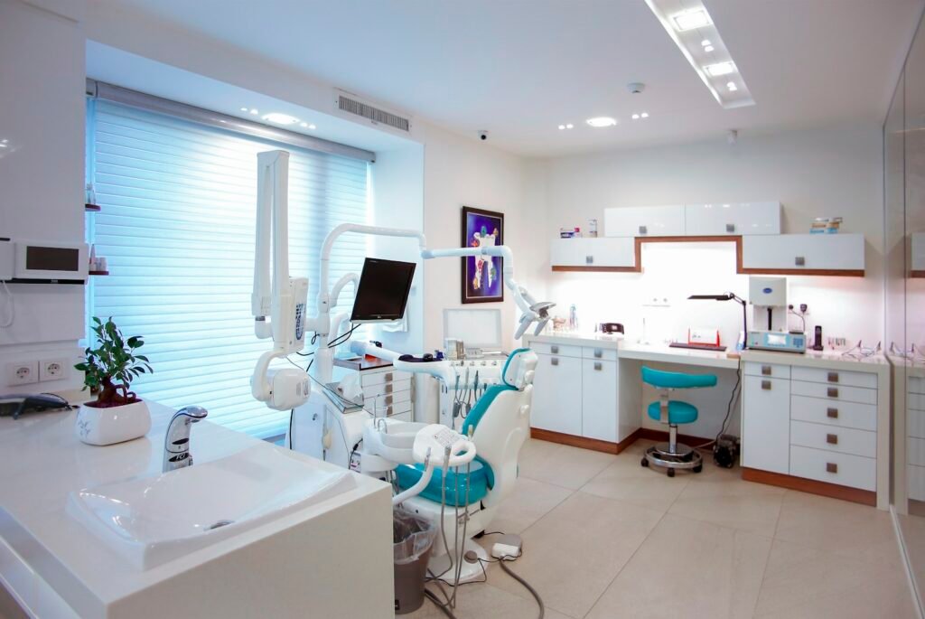 Consultorio odontologico moderno, iluminado e organizado, com cadeira e equipamentos clinicos