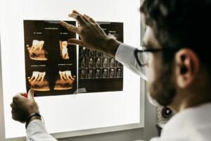 Profissional analisando radiografias odontologicas em um negatoscopio
